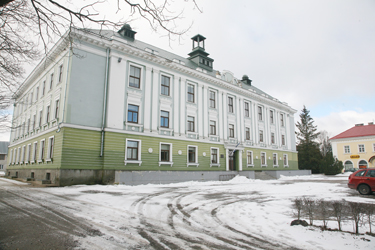 Vastseliina internaatkool asub aleviku keskuses mitmes hoones. Pildil kooli peahoone asula kõige uhkemas, endises Vastseliina rajooni täitevkomitee majas.  Foto: INNO TÄHISMAA