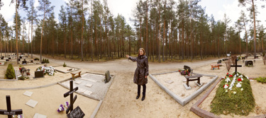 Võru linnamajanduse osakonna arhitekt-planeerija Evelin Viljamaa Võru surnuaia uuendustest rääkimas. Foto: ANDREI JAVNAŠAN