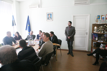 Abilinnapea Kristjan Võrno (pildil seisab paremal) eile Võru linnavolikogu koosolekul oma töö kohta aru andmas. Foto: Võrumaa Teataja