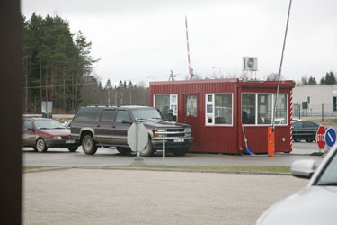 Läti kütusevedajad sel teisipäeval järjekorras Luhamaa piiripunkti juures enne Collade tolliterminali parklasse sisenemist.  Foto: INNO TÄHISMAA