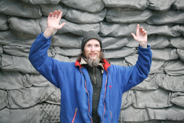 Lumeinimest meenutav Vegard Emanuelsen oma lumemaja sisemuses. Foto: INNO TÄHISMAA