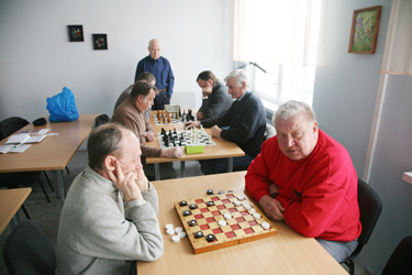 Iga kolmapäev kogunevad pensionäride päevakeskuses male-kabeklubi liikmed. Pildil esiplaanil mängivad kabet Kuno Ojamäe (vasakul) ja Paul Hani. 	 Foto: INNO TÄHISMAA