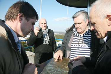 Euroopa Liidu regioonide komitee liikmed Haanja tornis oma kodukohta otsimas, vasakult Kose vallavolikogu liige Uno Silberg, Rakvere linnapea Andres Jaadla, Läti kohalike omavalitsuste liidu juht Andris Jaunsleinis ja Pärnu linnavolikogu liige Väino Hallikmägi.  Foto: INNO TÄHISMAA