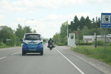 Elektriauto jõuab Võrru.  Foto:  INNO TÄHISMAA