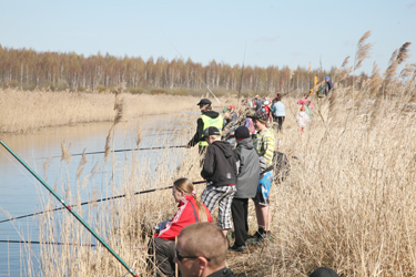 „Kevadkalakesest” osavõtjad 28. aprillil rivis vana Võhandu sängi ääres.  Foto: INNO TÄHISMAA