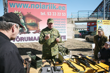 Kaitse-liitlane Aivar Kroonmäe teisipäeval liikluslinna esisel platsil huvilistele kaitseväe relvi tutvustamas. Foto: INNO TÄHISMAA