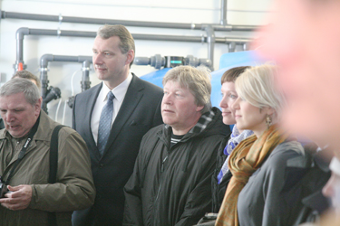 Värska teise mineraalvee tootmise avamisel kuulasid neljapäeval firma juhi Toomas Seina selgitusi (pildil paremalt): Riigikogu liige Urve Palo, Põlva maavanem Ulla Preeden, Värska sanatooriumi juht Vello Saar ja Tartu õlletehase juht Tarmo Noop. Fotod: INNO TÄHISMAA
