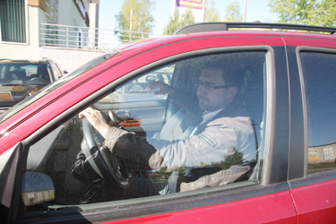 Kristjan Võrno istus autosse ja tagurdas minema.  Foto: Võrumaa Teataja