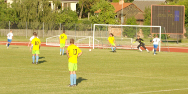 Seis on veel 1:0 – Reijo Künnapuu (nr 6) annab söödu vasakule Jüri Artemkinile (nr 17) ja õige pea seisab tablool skoor 2:0.   Foto: PILLE IVASK