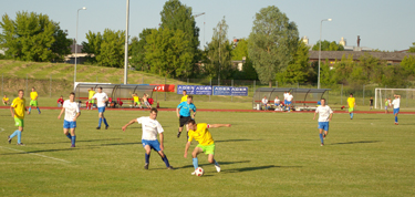 Mängu käigus avanesid oma võimalused nii põlvalastel kui ka võrulastel. Esiplaanil aktsioonis Kaspar Leies (nr 3, valges) ja Alar Alve (nr 9, kollases). Foto: PILLE IVASK