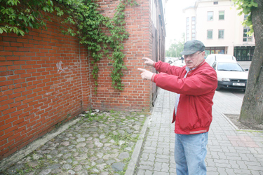 Tuletõrjeühingu esimees Kalju Vaab näitab kohta kirikukooli kõrval, kuhu inimesed käivad olude sunnil häda tegema.   Foto: INNO TÄHISMAA