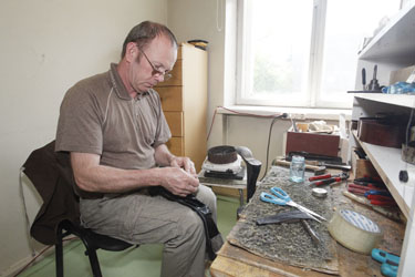 Jüri tänava kingsepatoa peremees Jüri Kirspuu on praeguseks juba üle 30 aasta kingsepatööd teinud.	 Foto: ANDREI JAVNAŠAN