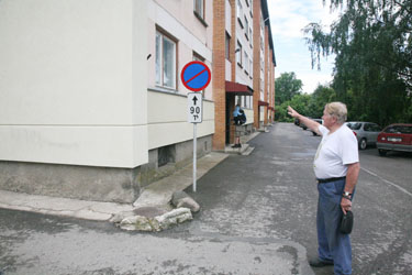 Kreutzwaldi 58b korteriühistu juhatuse esimees Vambola Sulg näitab, kuidas majal on soojustatud otsasein ning esimese korruse akende ja keldri vaheline osa. Foto: Võrumaa Teataja