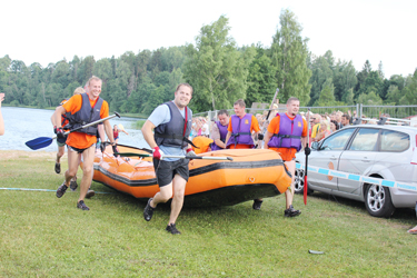 Eelmisel aastal Rafti klassis suure paatkonnaga osalenud võistkond Kes Ees, See mees.  Foto: ERAKOGU