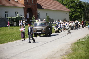 Endise Ruusmäe sovhoosi seltskond kogunes pikka rongkäiku ning miilitsa ja trummitüdruku vedamisel mindi – kes motoriseeritult, kes jala – Rogosi mõisa parki peo ametlikku osa avama.  Foto: ANDREI JAVNAŠAN