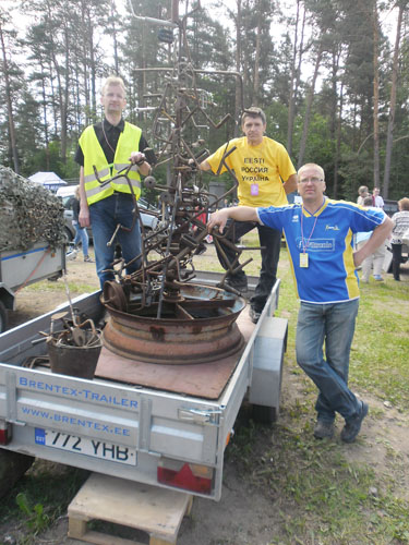 Meelis Juursoo, Raivo Ojaveer ja Aivo Proskin ja kuulsat „Vändakuju” toetamas. Tänavuse laada vändad ootavad panges kuju külge monteerimist.   Foto: AIVE HANSI