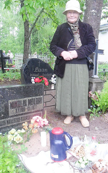 Eevi Liinamäe oma isa kalmul Taeluvas. Foto: ILMAR VANANURM