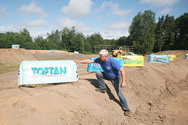 Sõmerpalu motokrossi korraldaja Aivar Leok eile krossirada võistluseks ette valmistamas. Foto: INNO TÄHISMAA