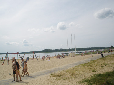 Sel aastal ületas Võrumaal õhutemperatuur 25 kraadi piiri alles juulikuu alguses. Kui veel kuu varem, kui kõikjal avati rannahooaeg, oli vaevalt kümnekraadine õhutemperatuur ja keegi randa eriti ei kippunud, siis 1. juulil rahvast rõõmustanud soe ilm tõi Tamula randa päris palju rahvast. Loodetavasti tuleb juulis – puhkuste kõrgajal – kuumi suvepäevi veel palju.    Foto: MAILIT PAJU