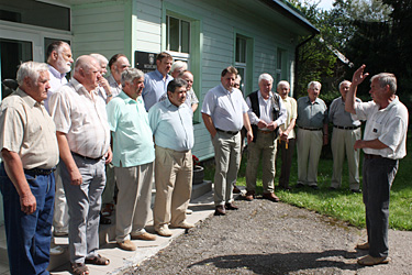 Endised kolhoosiesimehed Meremäe vallavalitsuse juures. Foto: JOOSEP AADER.