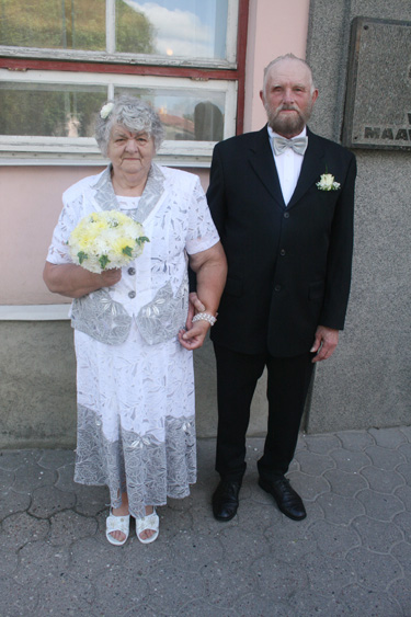 Ülo ja Viiu Pukk laupäeval Võrus pärast kuldpulmatseremooniat. Foto: KADI HAINAS