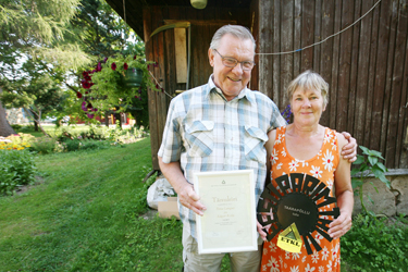 Taarapõllu talu peremees ja perenaine, Edgar Kolts ja Tiina Langus eile oma talu hoovis koos Jänedalt toodud auhindadega.  Foto: INNO TÄHISMAA