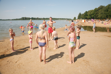 Ujumiskursusele tulnud lapsed neljapäeval Tamula järve ääres oma esimeses tunnis. Foto: Võrumaa Teataja