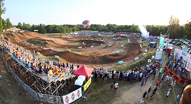 Sõmerpalus sõideti viiendat korda Väino Leoki karikale. Ülemisel fotol on võistlusrada pildistatuna maa pealt. Foto: ANDREI JAVNAŚAN