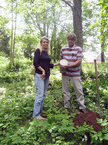 Irja Talva ja Viido Polikarpus onu Henno Sibulat viimsel teekonnal saatmas. Foto: Jüri Talva