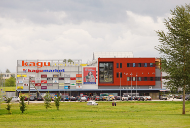 Järgmisel kevadel viieaastaseks saav Kagukeskus Kooli tänava ja Koreli oja vahel püüab pilke nii päeval kui ka öösel.  Foto: ANDREI JAVNAŠAN