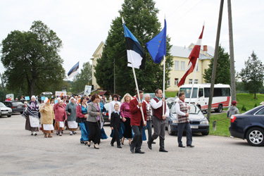 Nagu sellistel puhkudel kombeks, algas pidu rongkäiguga. Foto: MAARJA KAIV