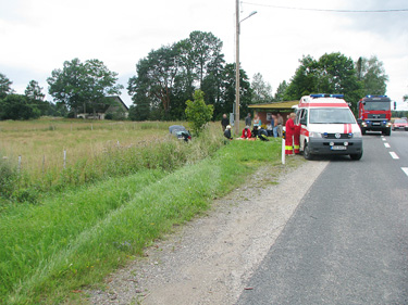 Laupäeval astus Sõmerpalu vallas Linnamäel mees sõiduauto ette, mille tagajärjel sõitis auto kraavi ja jalakäija paiskus teepervele. Jalakäija suri õnnetuses saadud vigastustesse.         Foto: LÕUNA PREFEKTUUR