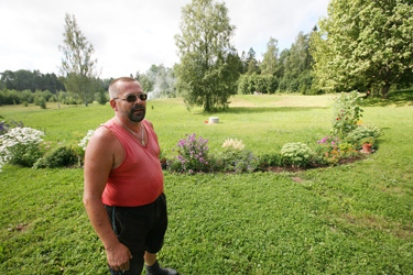 Vastseliina valla Savi talu peremees Jack Auere oma talu hoovis, taustal on näha talle pettumuse valmistanud kaev.  	  Foto: INNO TÄHISMAA
