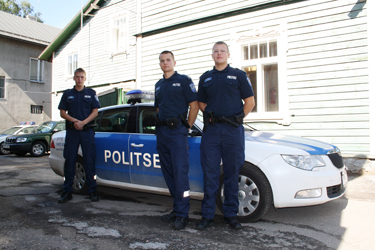 Liikluspolitseinik Martin Kulberg (vasakul) ja patrullpolitseinikud Sven Savioja (keskel) ning Kevin Kallas (paremal) Võru politseijaoskonna juures.  Foto: MAARJA KAIV