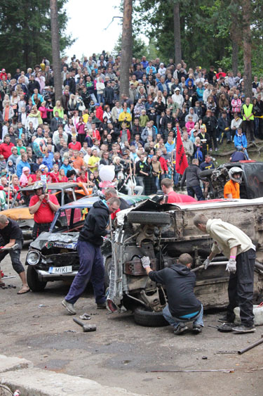 Kümme pluss üks minutit, mil oli aega autosid korrastada. Foto: BIRGIT PETTAI