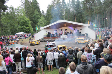 Sadade inimeste pilgud olid naelutatud lava ees toimuvale romurallile. Foto: BIRGIT PETTAI