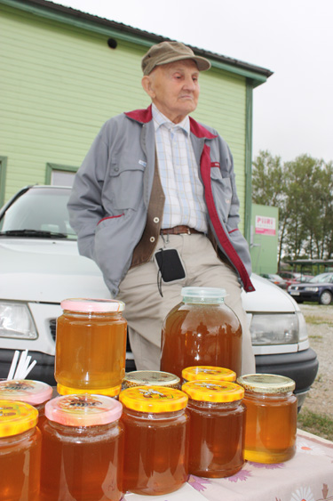 Kalju Hirv müüs turul mett, mis olevat sama hea kui tema vanavanaisa mesi, mille mesilased korjasid parun Lipharti ajal. Foto: JOOSEP AADER