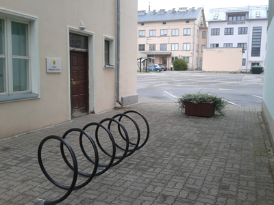 Linnavalitsuse ja Leeri lilleäri vahekäigul asuv varikatuseta jalgrattahoidla. Foto: Aigar Nagel