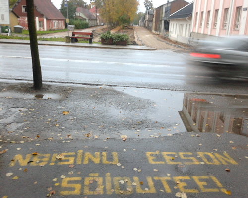 Koolide läheduses asuvatele kõnniteedele ettevaatlikkusele suunatud hüüdlauseid. FOTO: Aigar Nagel