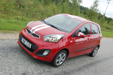 Kui eelmise põlvkonna Picanto esiosale võinuks panna mistahes autotootja logo, siis uus on eestvaates äratuntavalt KIA ja seda heas mõttes. Esi- ja tagatuledes ning peeglisuunatuledes kasutatav LED-tehnoloogia näitab kaugelt, et ajaga ja energiasäästmisega käiakse kaasas. Tuuletakistustegur 0,31 on klaasi parimaid. Loojad ise on teda võrrelnud puhtatõulise Prantsuse buldogiga. Foto: MIHKEL VANARI