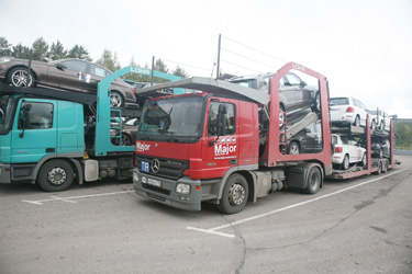 Autokoormad uute Mercedestega. Foto: INNO TÄHISMAA