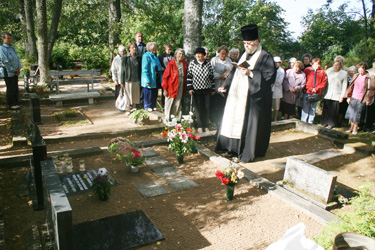 Praost ja esipreester Stefan (Ilon) Fraiman hauasammast pühitsemas ja hingepalvet pidamas. Foto: VÕRUMAA TEATAJA