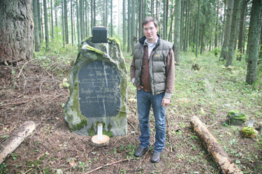 Lennart v. Moller oma vanavanavanavanaisa Friedrich Otto von Mölleri haual Sõmerpalus. Foto: INNO TÄHISMAA