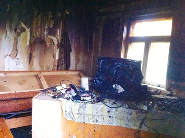 Põlenud toas on näha laua peal teler, mis oli täielikult söestunud.   Foto: INNO TÄHISMAA