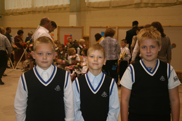 Rõuge põhikoolis olid õppeaasta avaaktusel lastel kooli logoga vormivestid juba seljas. Fotod: MAARJA ROON