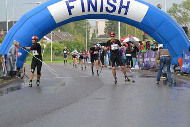 Päästev finišijoon: norralane Simen Lanes (nr 1) edestas napiltvenelast Nikita Kriukovit (nr 2). Foto: AIVO RAIDMA
