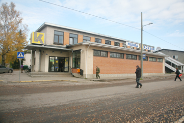 Pakleri pood Antsla kesklinnas ja Hauka pood (pildil) vana raudteejaama juures, mis on langenud varaste küüsi. Foto: INNO TÄHISMAA