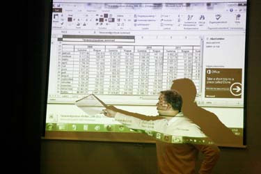 Võru linnavalitsuse linnamajanduse osakonna juhataja Hegri Narusk näitab, kuidas tänavavalgustusele kulunud elektrienergia maht on aasta-aastalt vähenenud, aga tasu valgustamise eest samaks jäänud.  Foto: INNO TÄHISMAA