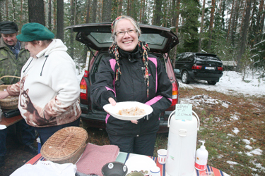 Pikakannu kooli looja Ave Tamra pakkus laadal omatehtud moosi ja saia. Foto: INNO TÄHISMAA