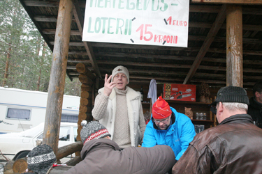 Vastseliina mehed müüsid heategevuslikku loteriid. Foto: INNO TÄHISMAA